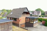 Gnarrenburg: Gepflegtes Einfamilienhaus in zentraler Lage auf großem Grundstück - Hausansicht hinten