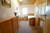 Gnarrenburg: Gepflegtes Einfamilienhaus in zentraler Lage auf großem Grundstück - Schlafzimmer 1