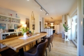 Wohnzimmer mit offener Küche - Exklusives Zweifamilienhaus auf großem Grundstück mit Pool in Mulmshorn