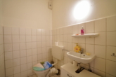 Gäste-WC - Attraktive 4-Zimmer-Wohnung im 1. Obergeschoss mit Loggia und Garage