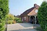 Hauseingang mit elekt. Tor - Einfamilienhaus mit gepflegtem Garten und Doppelcarport