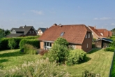 Hausansicht hinten - Einfamilienhaus mit gepflegtem Garten und Doppelcarport