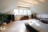 Reeßum-Schleeßel: Charmantes Einfamilienhaus auf einem 1.283 m² Grundstück - großes Zimmer am Giebel