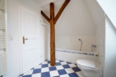 Badezimmer mit Badewanne im 2.OG - Charmantes Wohn- und Geschäftshaus mit historischem Flair in zentraler Lage