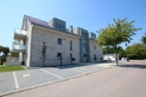 Hausansicht - Glückliches und barrierefreies Wohnen – 2-Zimmer-OG-Wohnung mitten in Hemmoor