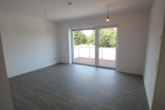 Wohn- Esszimmer mit Zugang zum Balkon - Glückliches und barrierefreies Wohnen – 2-Zimmer-OG-Wohnung mitten in Hemmoor