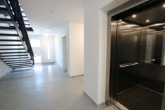 Eingang / Fahrstuhl - Glückliches und barrierefreies Wohnen – 2-Zimmer-OG-Wohnung mitten in Hemmoor