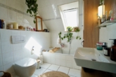 Badezimmer mit Wanne und Dusche - Charmantes Reihenmittelhaus in Sottrum