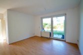 Wohnzimmer mit Zugang zur Terrasse