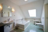 Badezimmer mit Badewanne und Dusche - Wohnen mit Stil – Einfamilienhaus mit Landhausküche, Garten & Teichidylle
