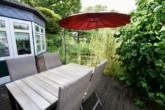Terrasse am Teich - Wohnen mit Stil – Einfamilienhaus mit Landhausküche, Garten & Teichidylle