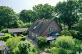 Hausansicht - Wohnen mit Stil – Einfamilienhaus mit Landhausküche, Garten & Teichidylle