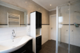Modernes Duschbad (KI-optimiert) - Charmante 4-Zimmer-Wohnung mit Terrasse, zwei Balkonen und Carport