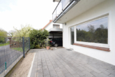 Teilweise überdachte Terrasse mit anschließendem Carport (KI-optimiert) - Charmante 4-Zimmer-Wohnung mit Terrasse, zwei Balkonen und Carport