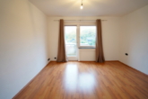 Zimmer mit Klimaanlage und Zugang zum Balkon - Charmante 4-Zimmer-Wohnung mit Terrasse, zwei Balkonen und Carport