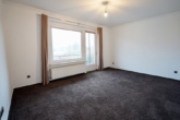 Zimmer mit Zugang zum Balkon - Charmante 4-Zimmer-Wohnung mit Terrasse, zwei Balkonen und Carport