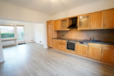 Offene Küche mit Essbereich und  Zugang zum Wohnzimmer - Charmante 4-Zimmer-Wohnung mit Terrasse, zwei Balkonen und Carport
