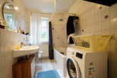Badezimmer mit Waschmaschinenanschluss - Charmante 2-Zimmer-Erdgeschosswohnung mit Terrasse in zentraler Lage