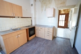 *Verkauft!* - Rotenburg: Sanierungsbedürftiges Wohnhaus bzw. Abrissobjekt - Küche mit Blick zum Flur