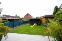 Gartenbereich mit Blick zum Carport