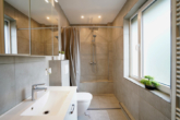 Badezimmer mit bodentiefer Dusche - Gepflegtes Reihenmittelhaus mit Garten und moderner Ausstattung