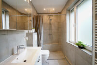 Badezimmer mit bodentiefer Dusche