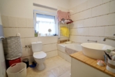 Badezimmer mit Badewanne - Reihenmittelhaus mit Dachterrasse in begehrter Lage der Bremer Neustadt