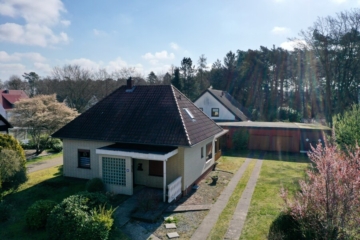 Zwei Einfamilienhäuser mit Nebengebäude auf 2.569 m² Grundstück in Eversen, 27367 Ahausen / Eversen, Mehrfamilienhaus
