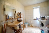Badezimmer mit Wanne und Waschmaschinenanschluss - Hinteres Haus - Zwei Einfamilienhäuser mit Nebengebäude auf 2.569 m² Grundstück in Eversen